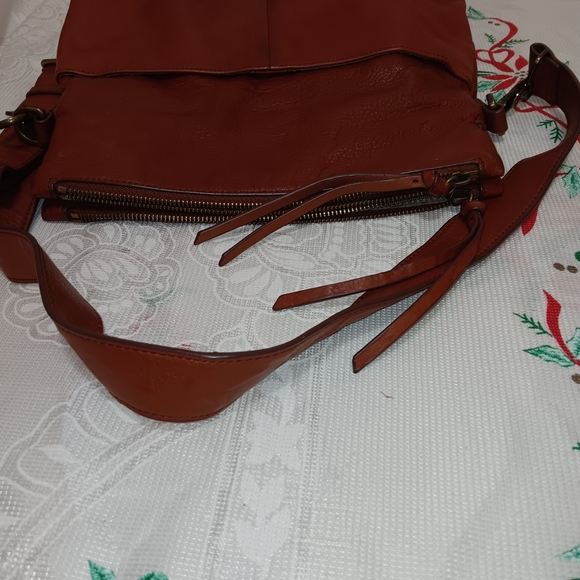 Elegant Brown Leather Shoulder Bag - Picture 9 of 11